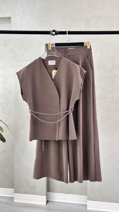 بدلة نسائي من غير اكمام