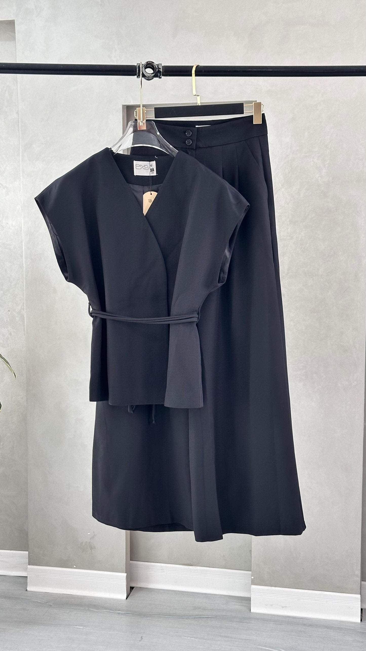 بدلة نسائي من غير اكمام