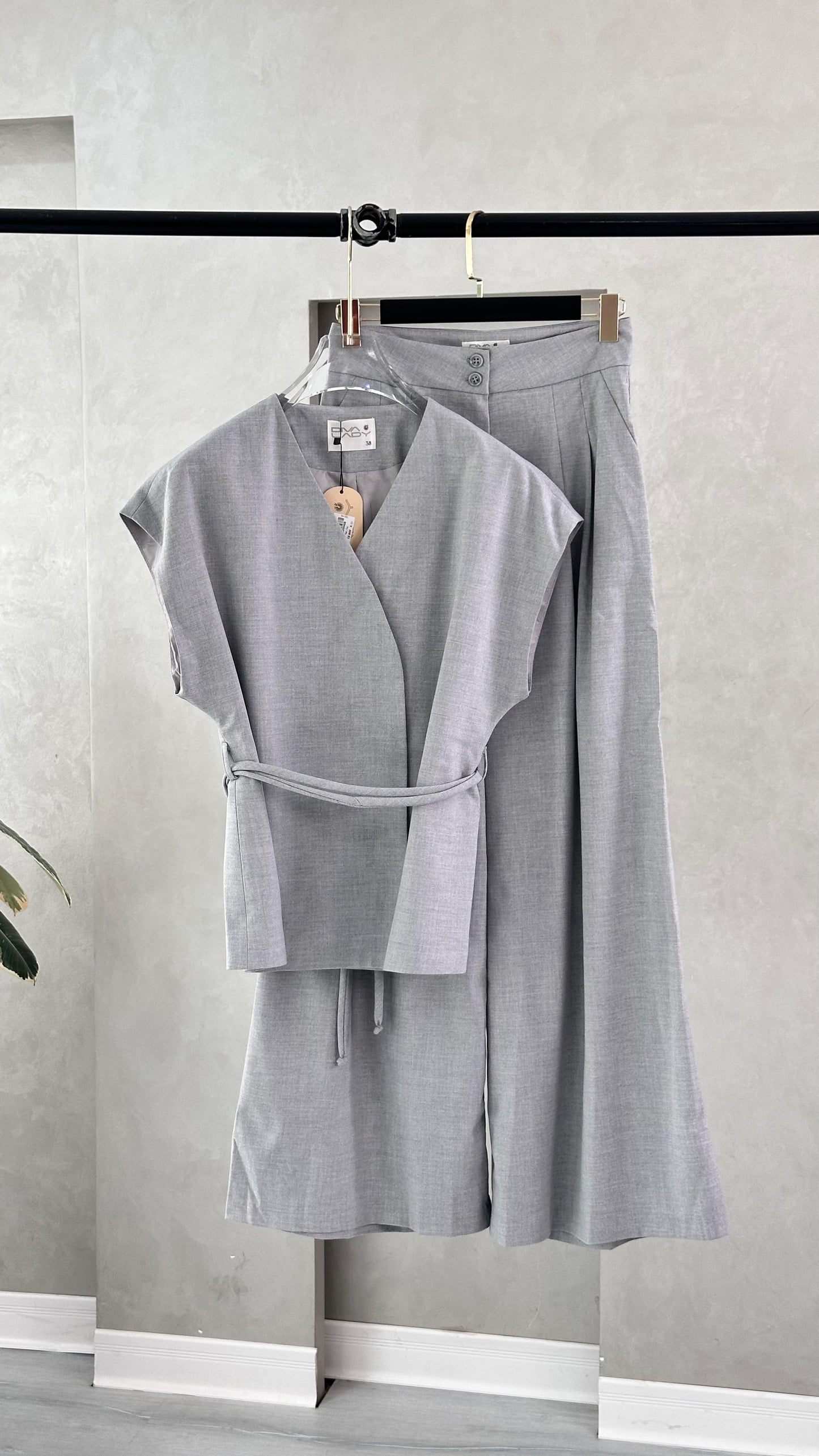 بدلة نسائي من غير اكمام