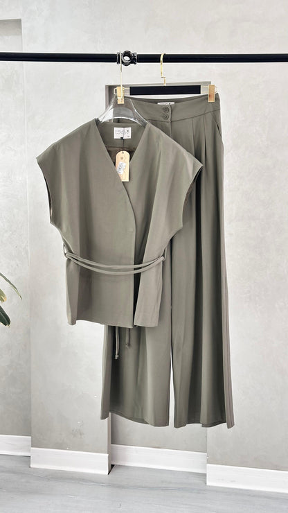 بدلة نسائي من غير اكمام