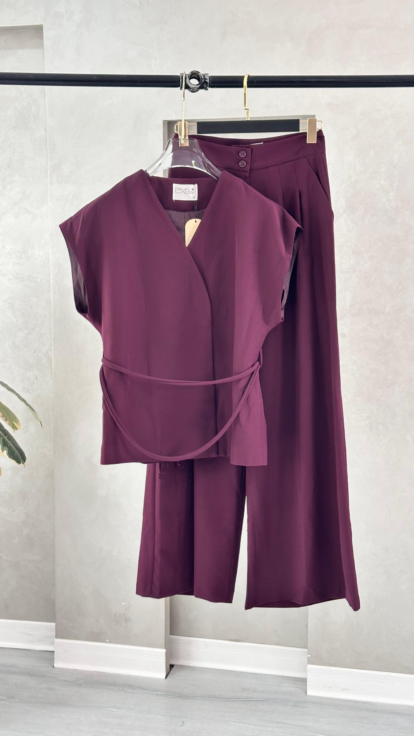 بدلة نسائي من غير اكمام