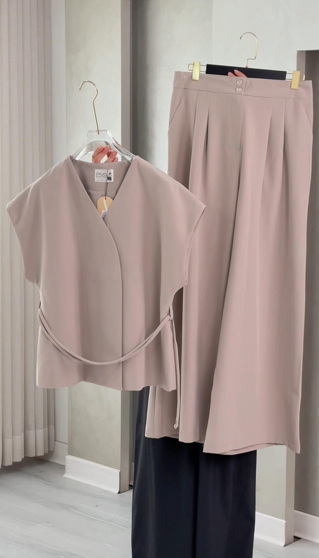 بدلة نسائي من غير اكمام