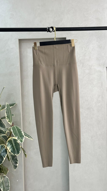 ليقنز نسائي