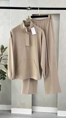 بدلة نسائي برباط