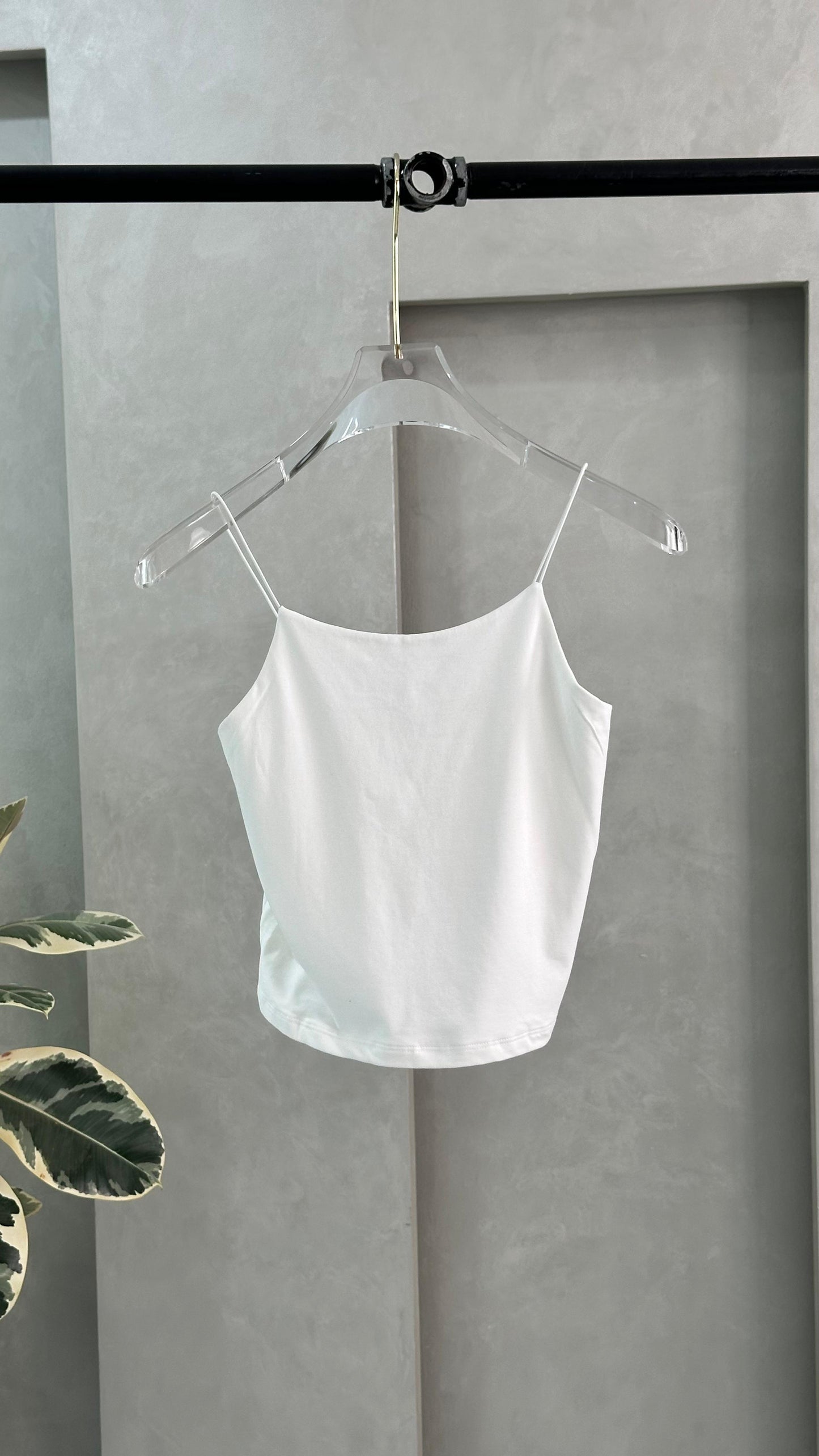 توب نسائي بحمالة رفيعة