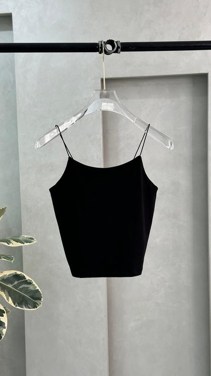 توب نسائي بحمالة رفيعة