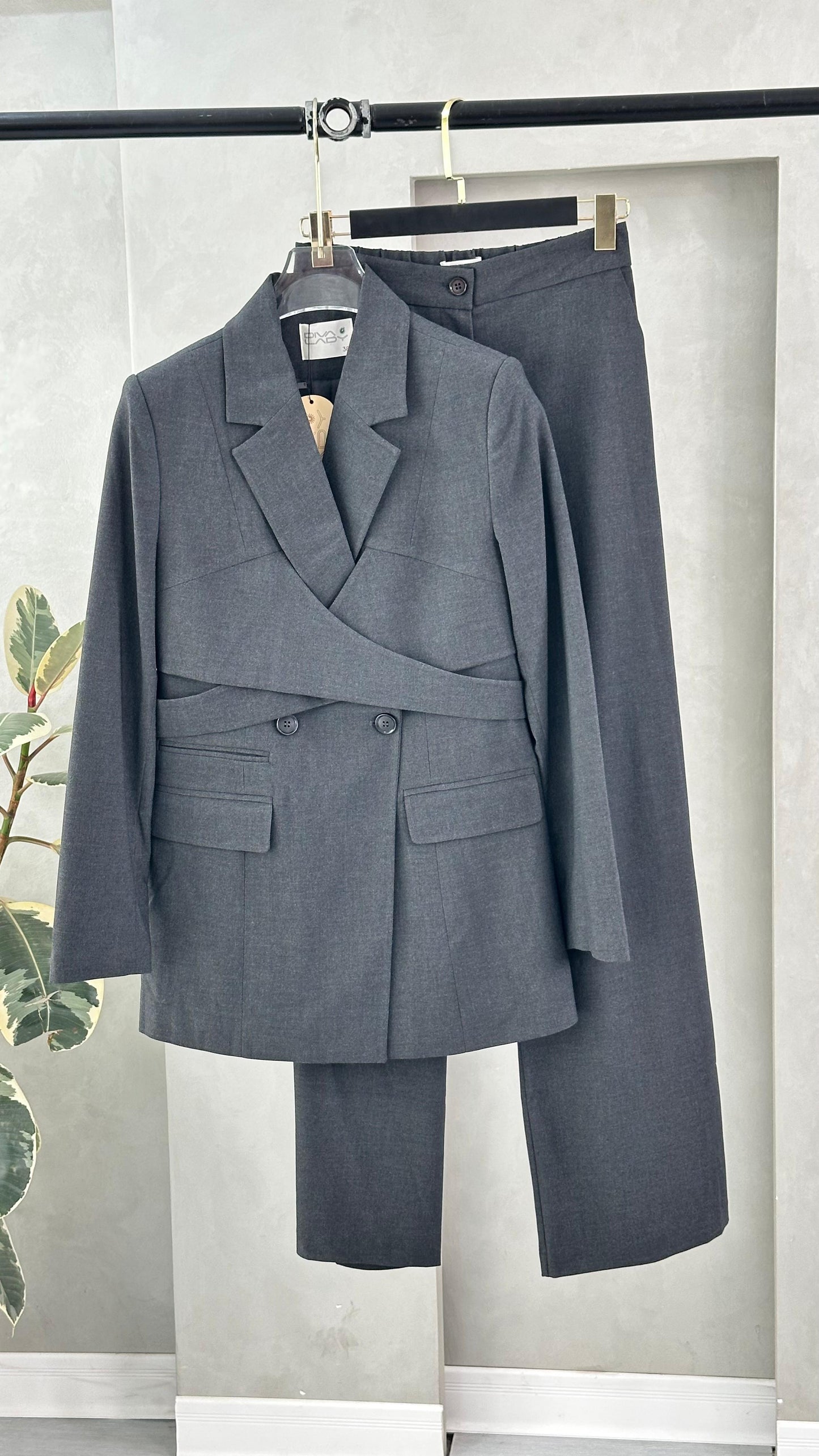 بدلة نسائي موديل عصري