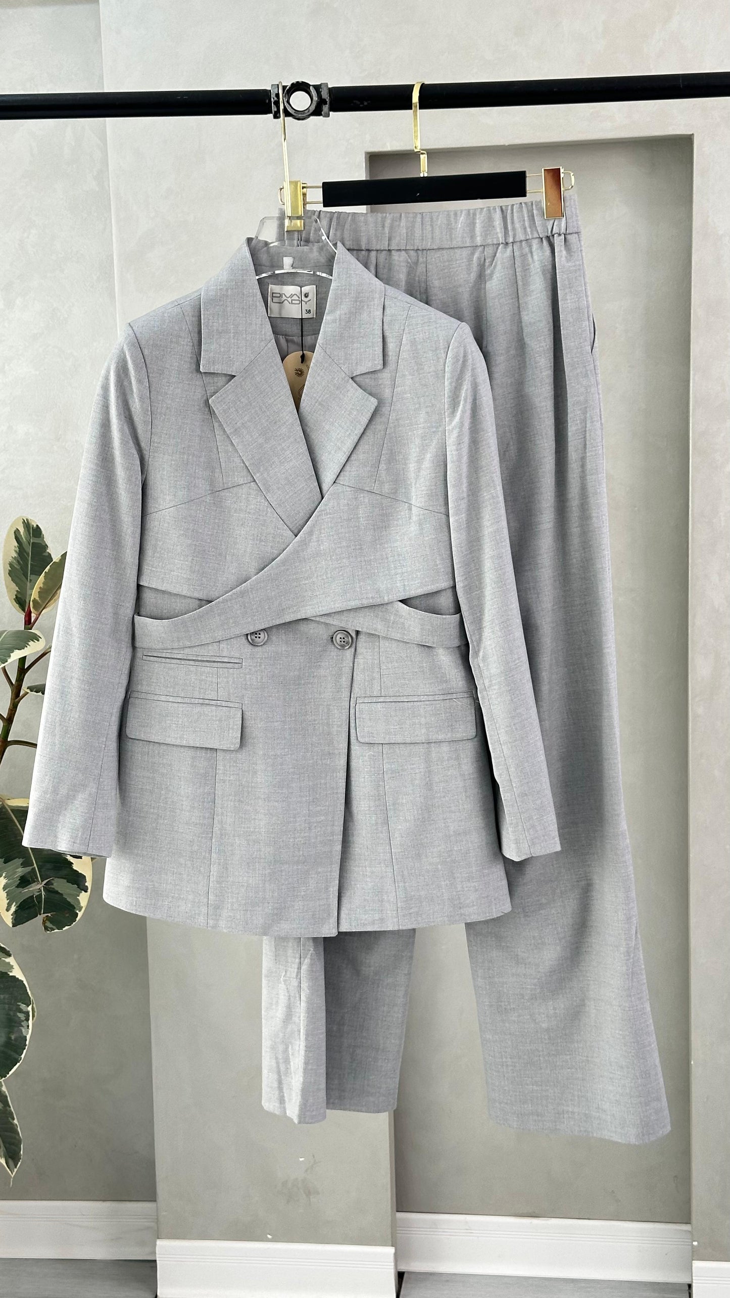 بدلة نسائي موديل عصري