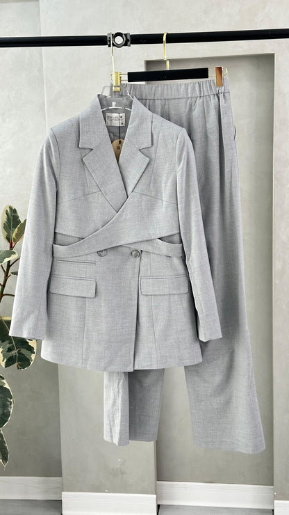 بدلة نسائي موديل عصري