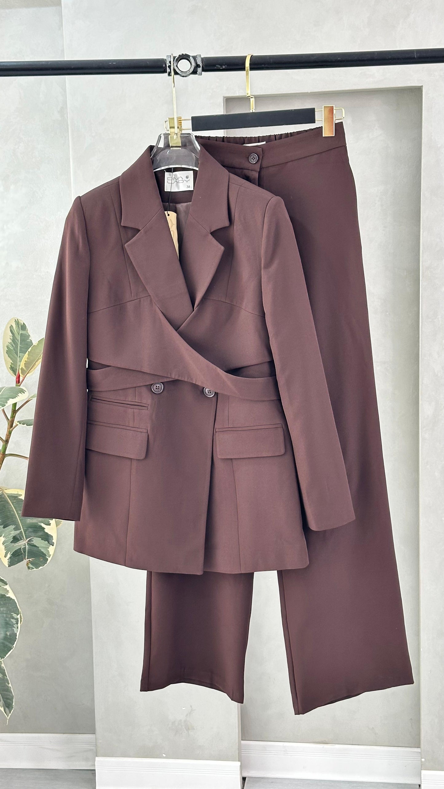 بدلة نسائي موديل عصري