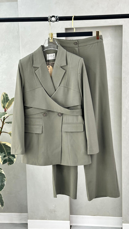 بدلة نسائي موديل عصري