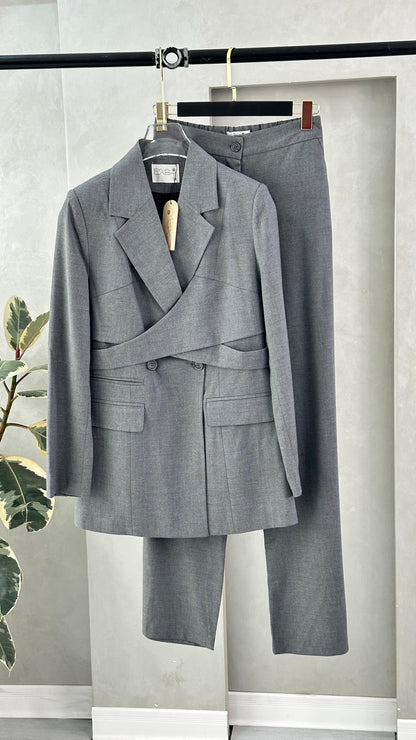 بدلة نسائي موديل عصري