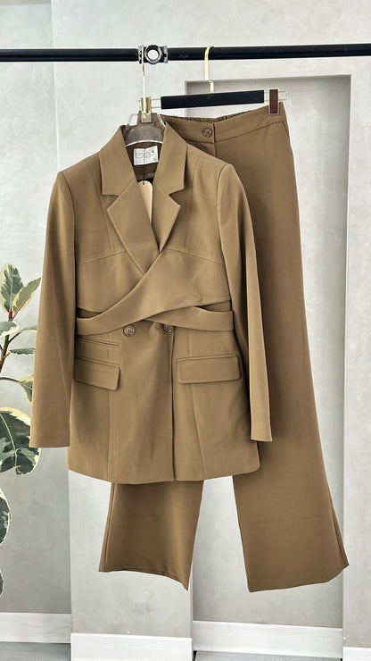 بدلة نسائي موديل عصري
