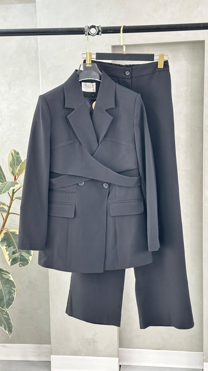 بدلة نسائي موديل عصري