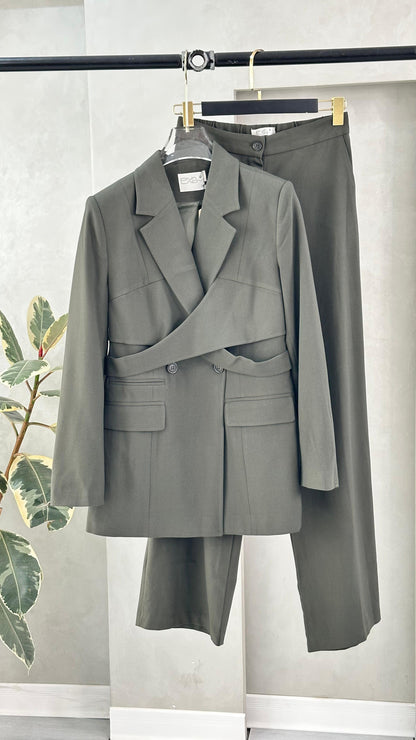 بدلة نسائي موديل عصري