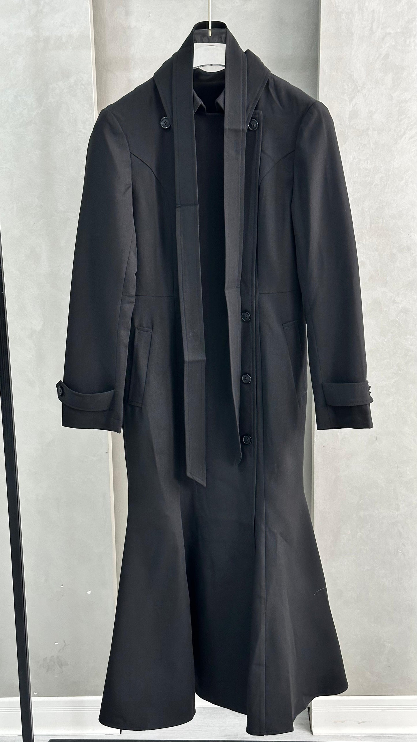 جاكيت طويل بقصة مموجة