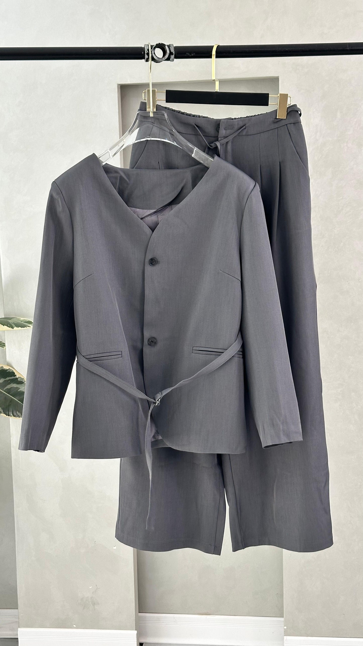 بدلة نسائي بخصر ملفوف