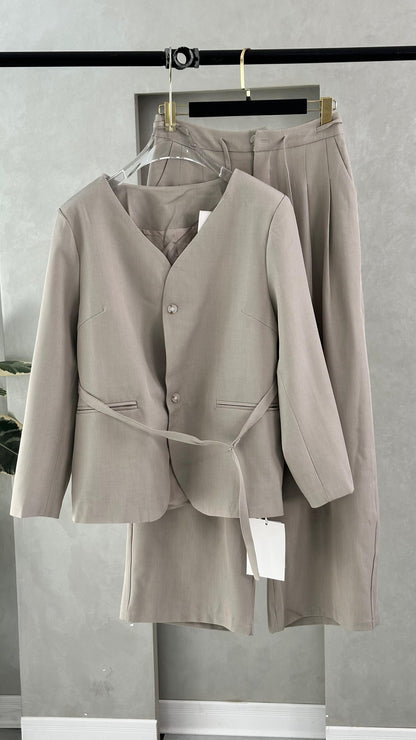 بدلة نسائي بخصر ملفوف