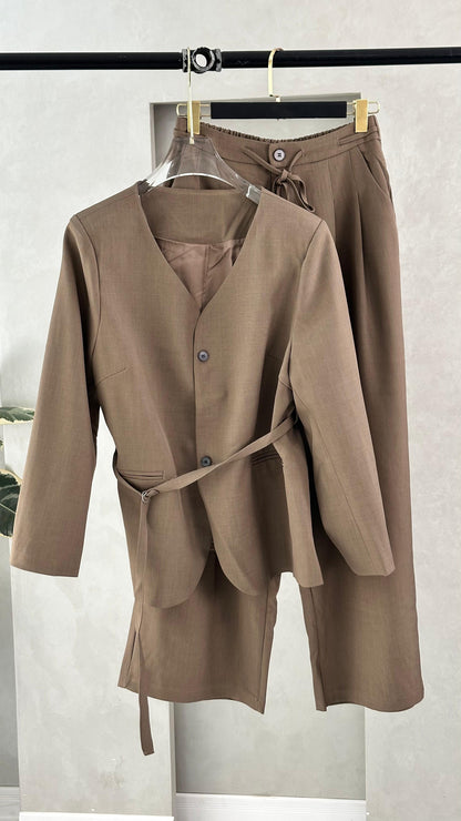 بدلة نسائي بخصر ملفوف