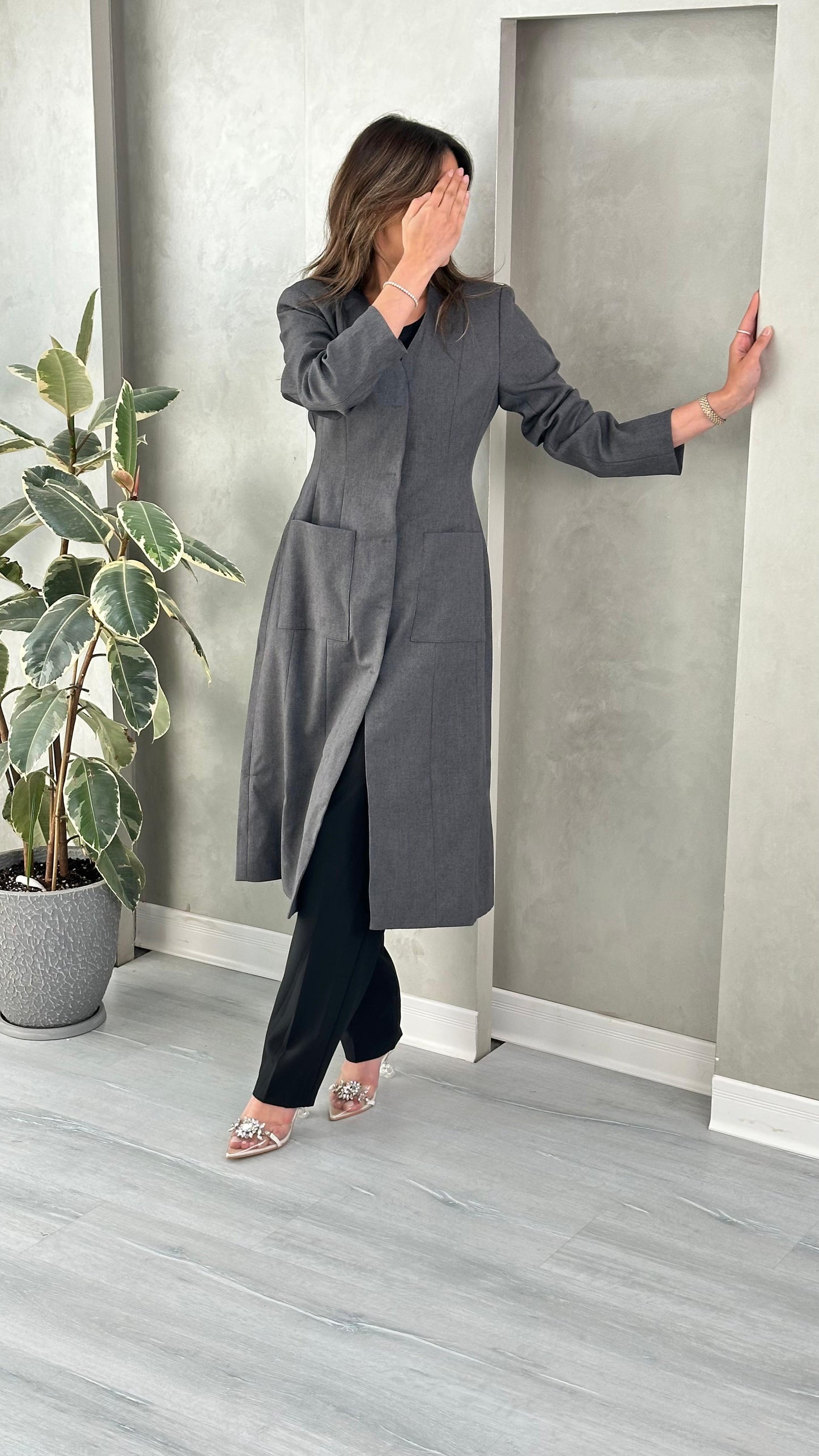 جاكيت طويل ياقة v