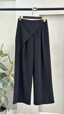 بنطلون نسائي غير متماثل