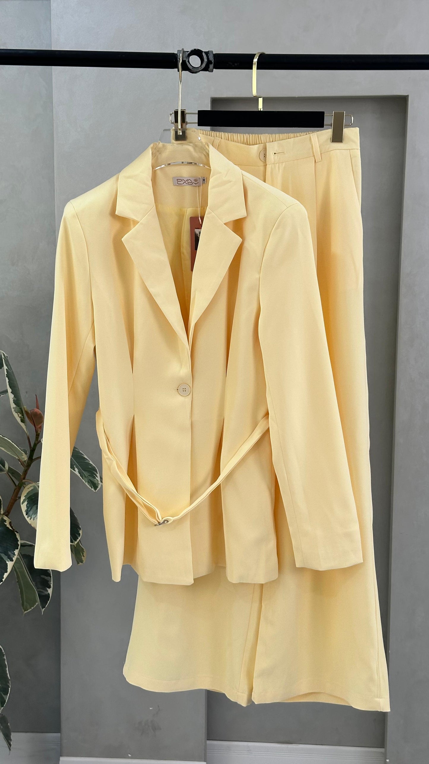 بدلة نسائي رسمي