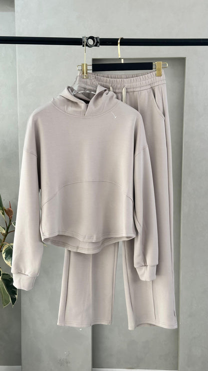 بدلة نسائي كلاسيكية