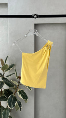 توب نسائي بكتف واحد