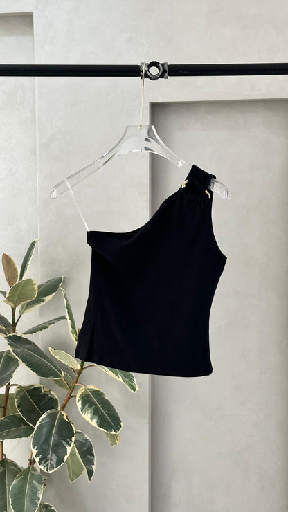 توب نسائي بكتف واحد