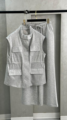 بدلة نسائي من غير اكمام