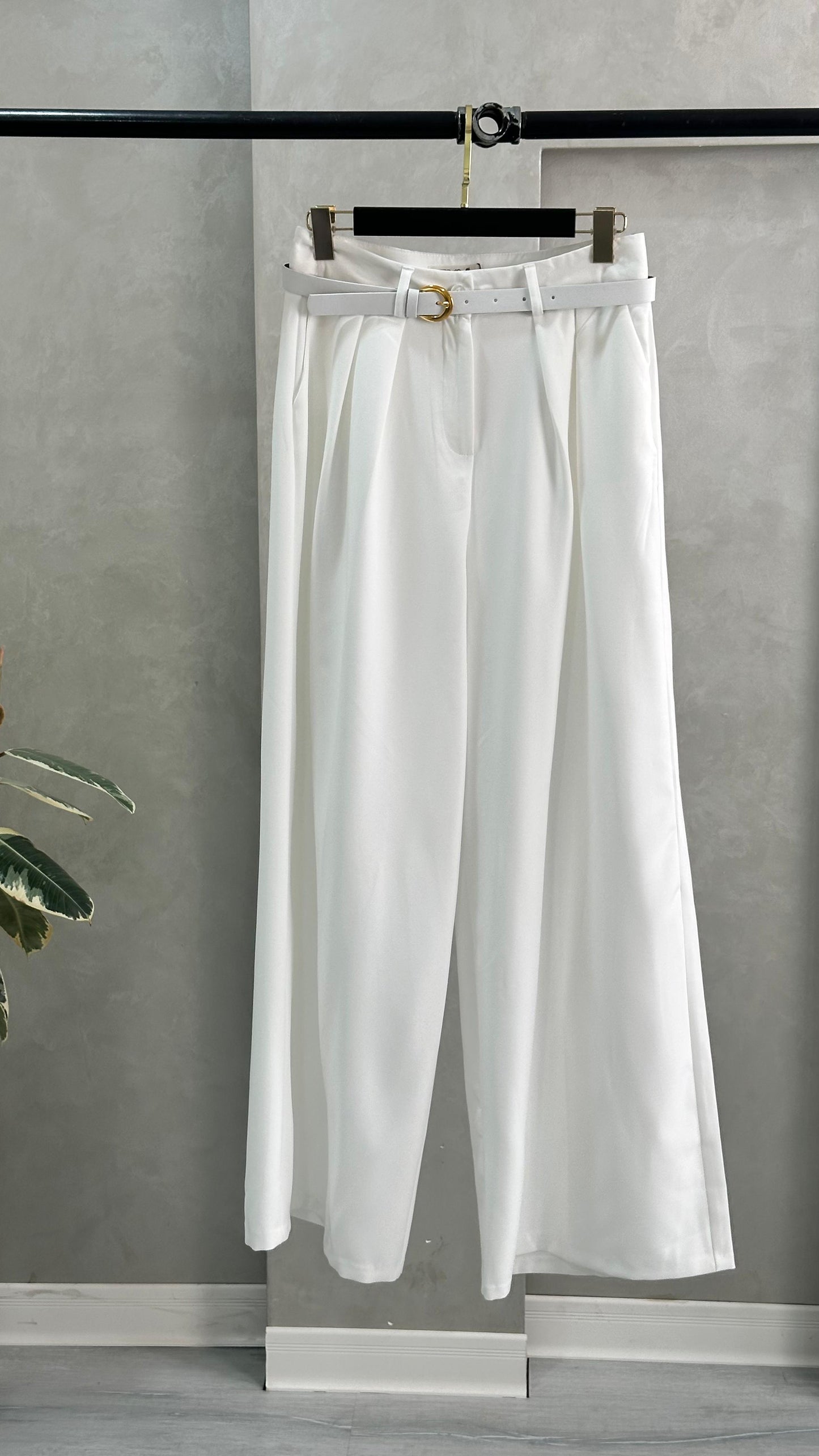 بنطلون نسائي مع حزام