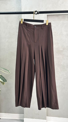 بنطلون نسائي مع كسرات