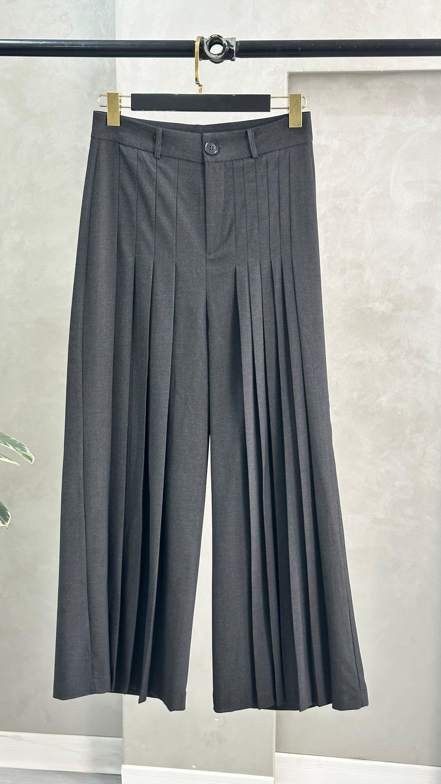 بنطلون نسائي مع كسرات