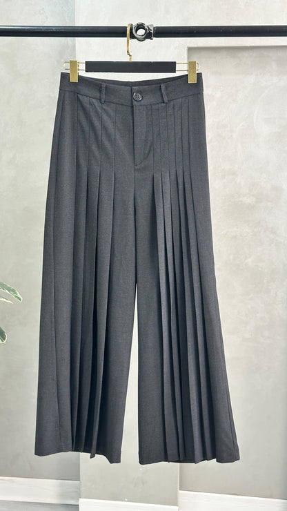 بنطلون نسائي مع كسرات