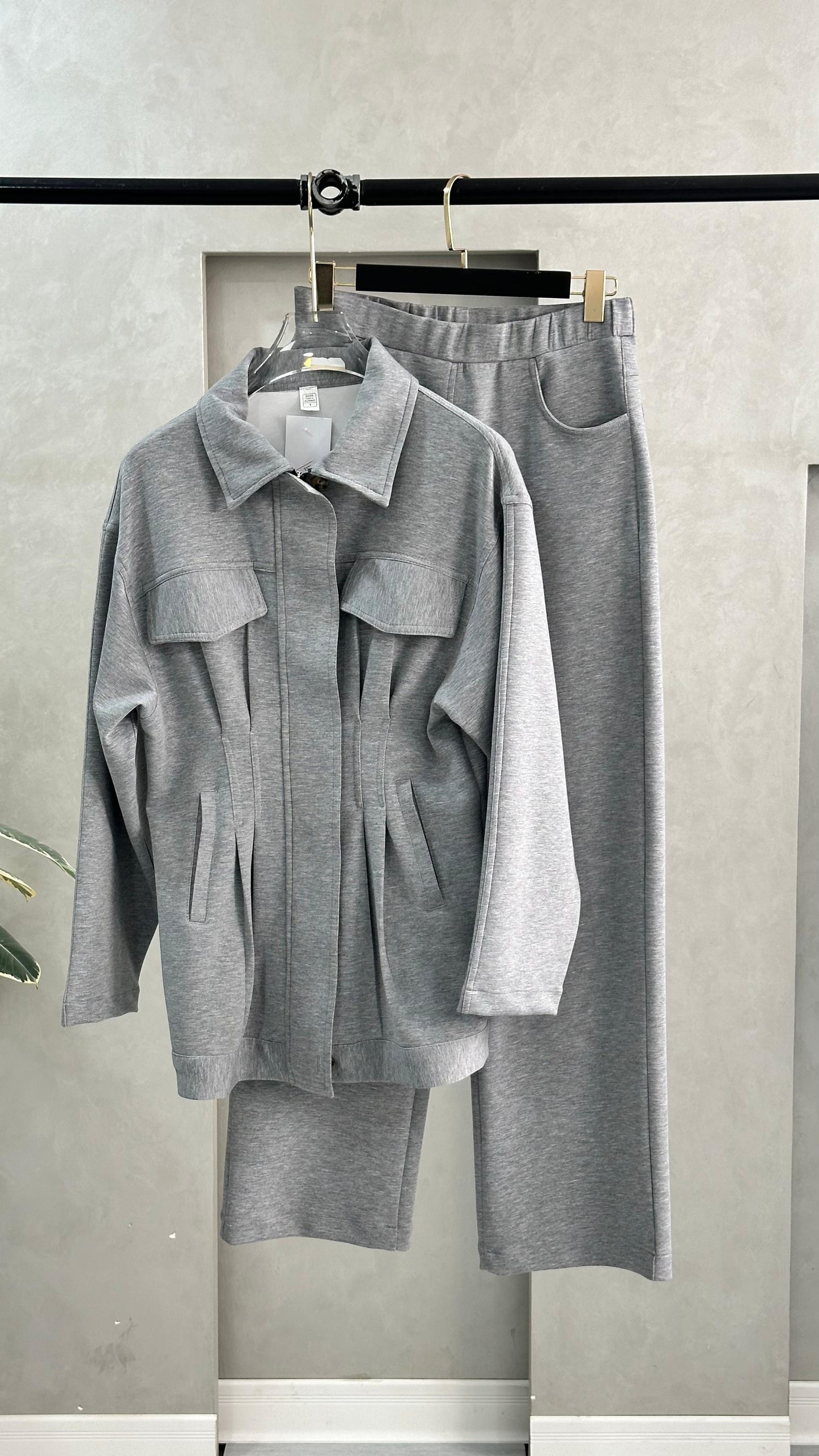 بدلة نسائي بسحاب