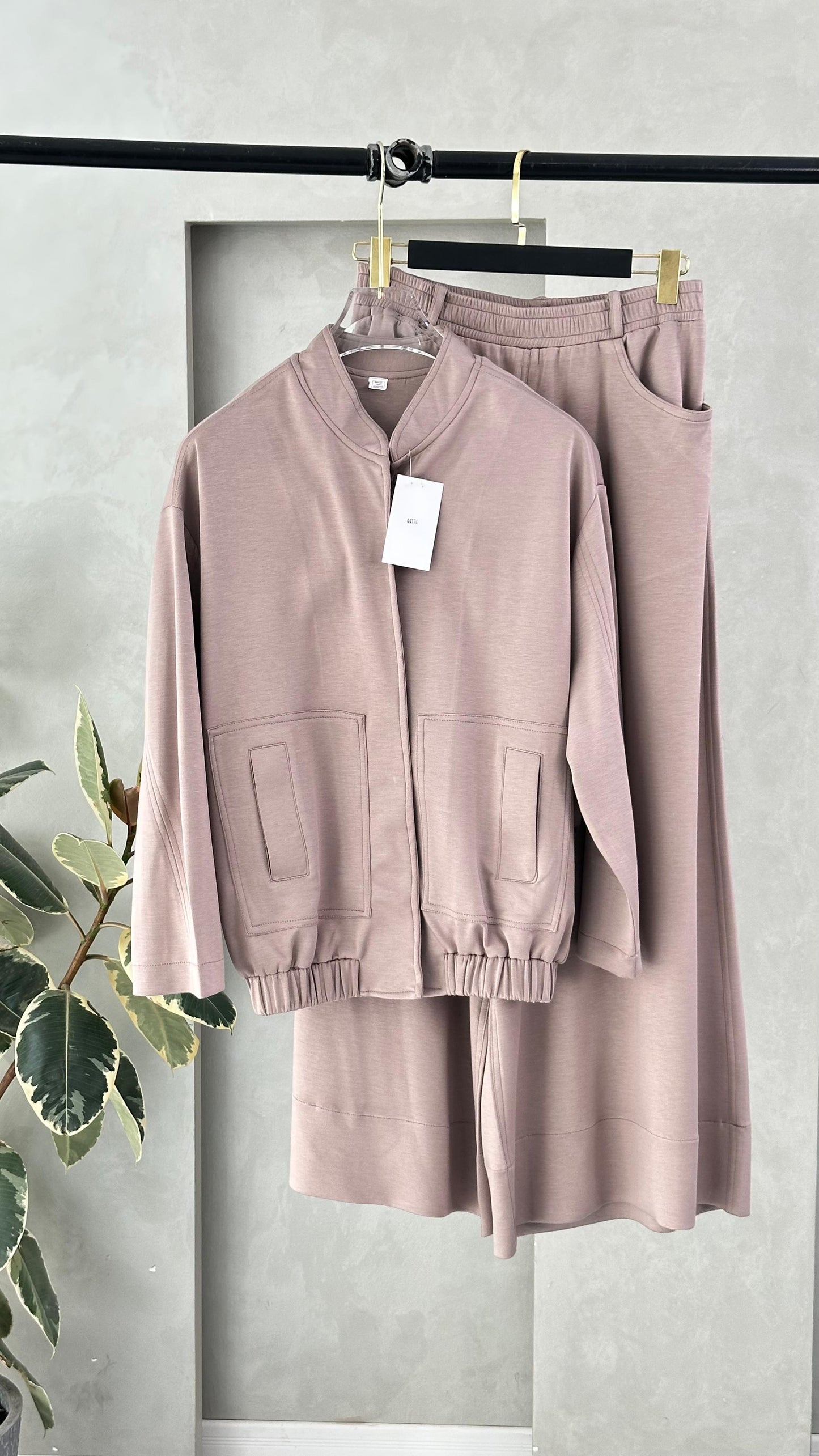 بدلة نسائي بجاكيت مع ازرار