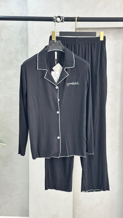 بيجامة نسائي بازرار بسيطة