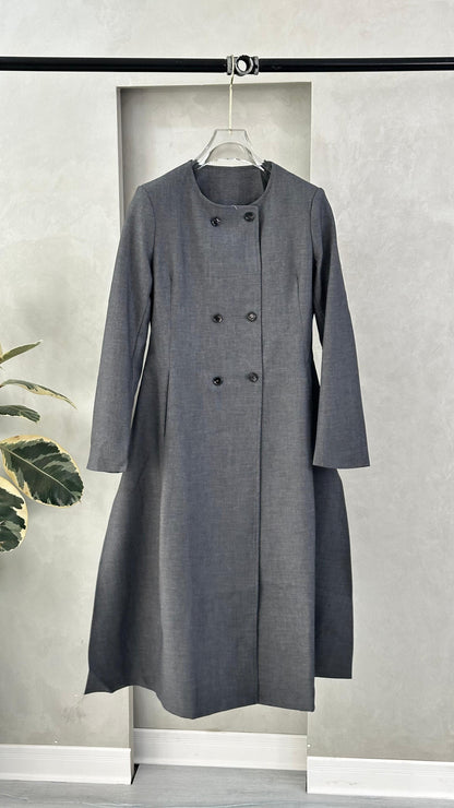 جاكيت نسائي بصف أزرار مزدوج وقصة واسعة