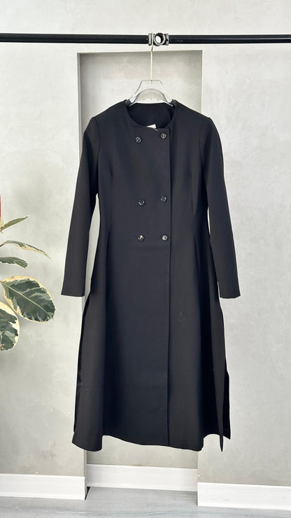 جاكيت نسائي بصف أزرار مزدوج وقصة واسعة