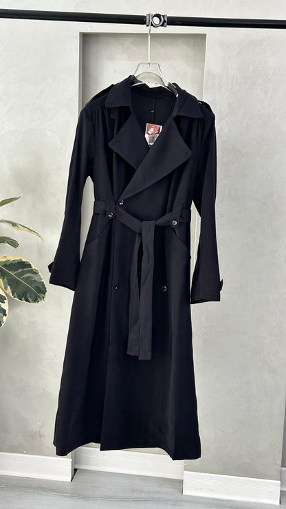 معطف أنيق بقصة عصرية محددة