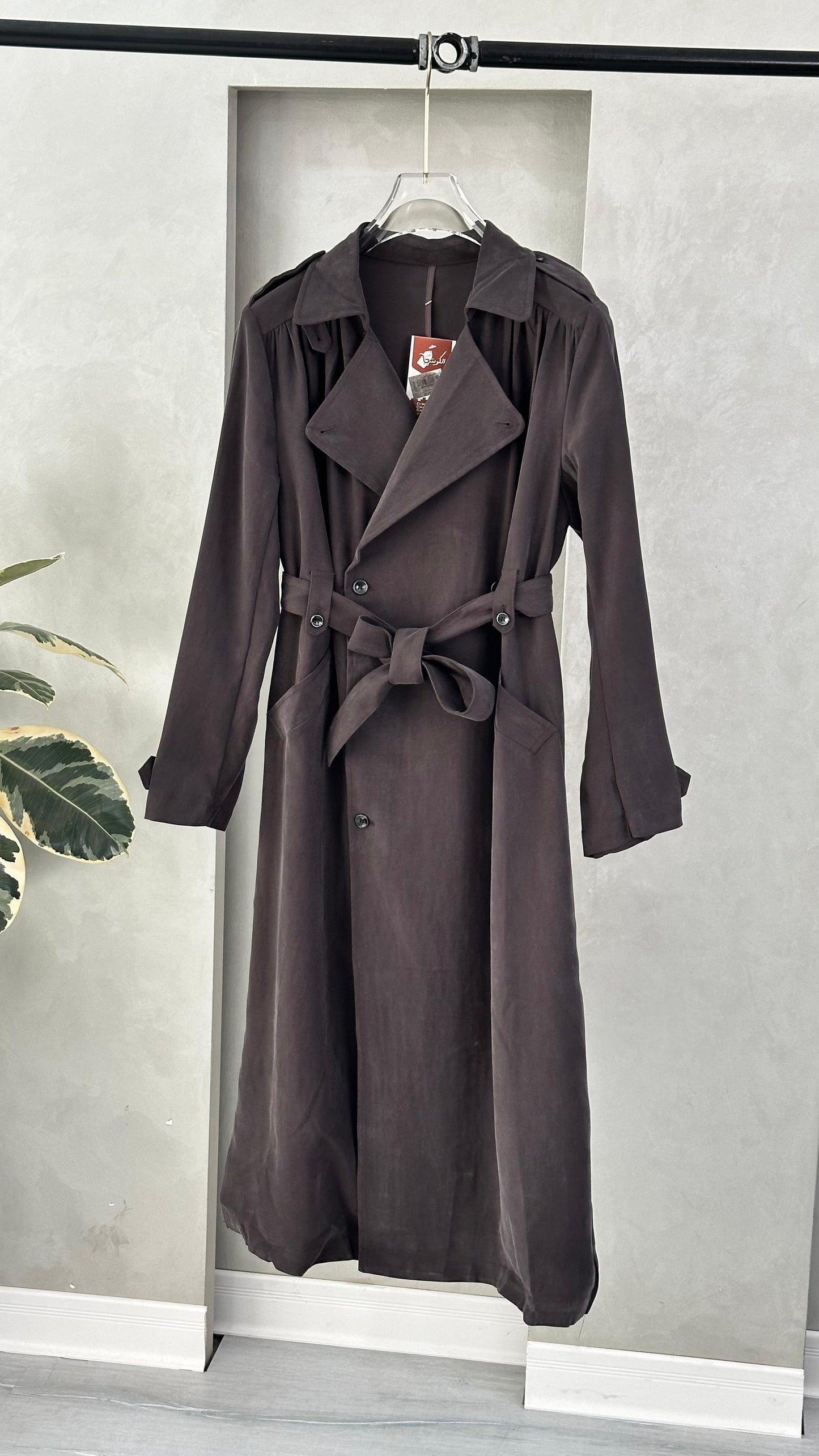 معطف أنيق بقصة عصرية محددة