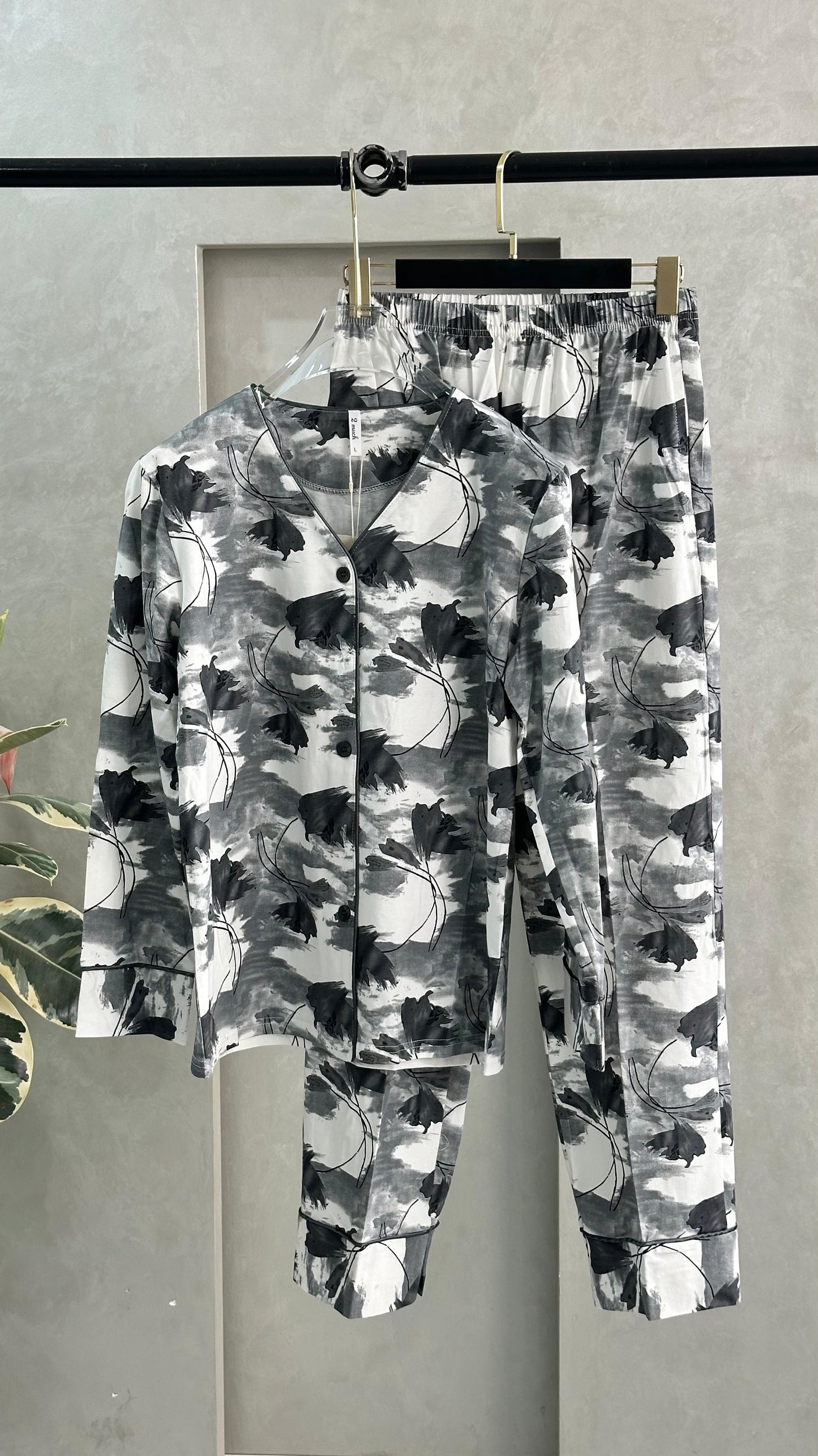 بيجامة نسائي بنقوش موردة