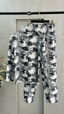 بيجامة نسائي بنقوش موردة