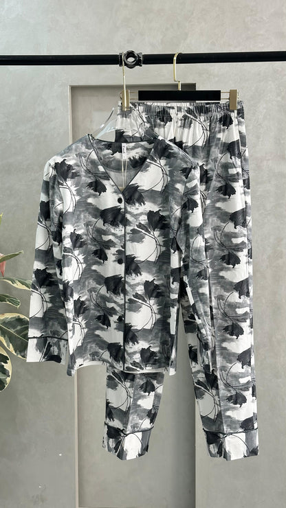 بيجامة نسائي بنقوش موردة