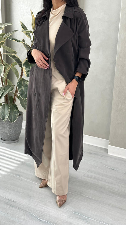 معطف أنيق بقصة عصرية محددة