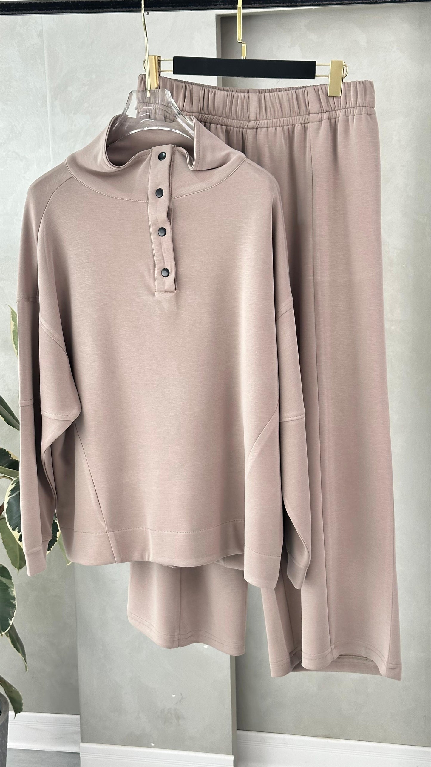 بدلة نسائي ازرار