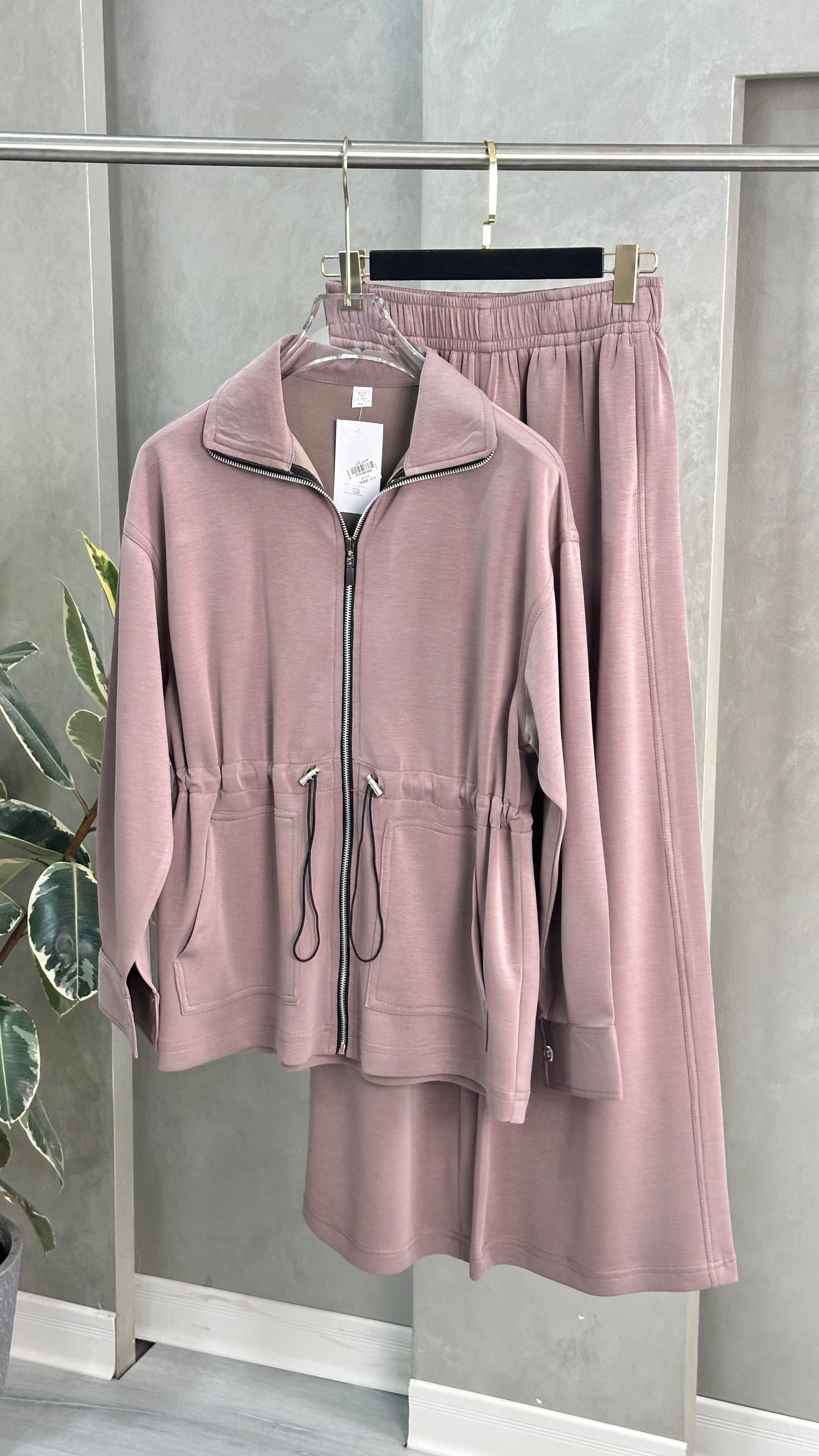 بدلة نسائي محددة الخصر