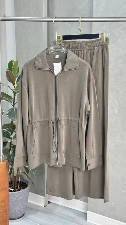 بدلة نسائي محددة الخصر