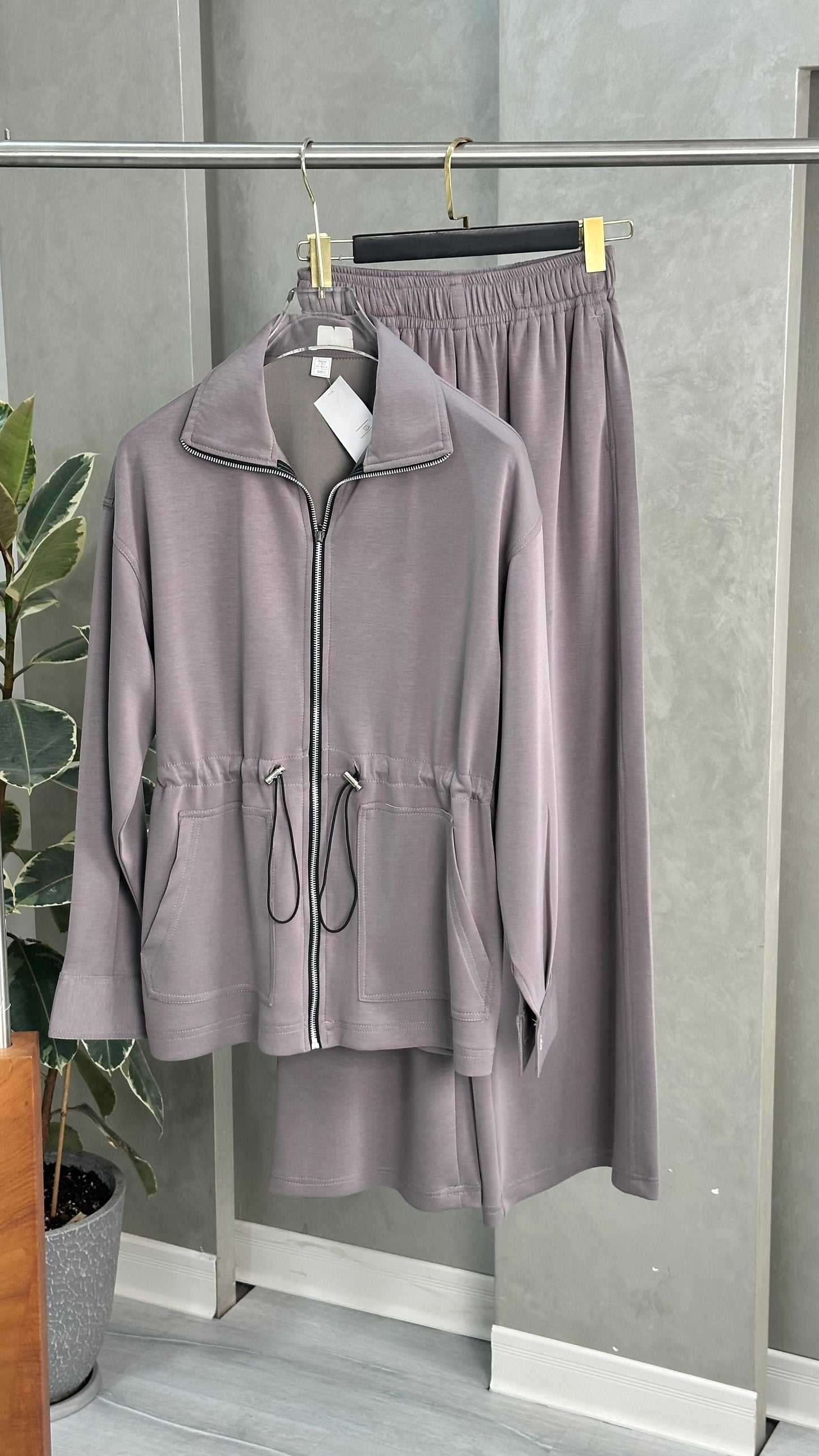 بدلة نسائي محددة الخصر