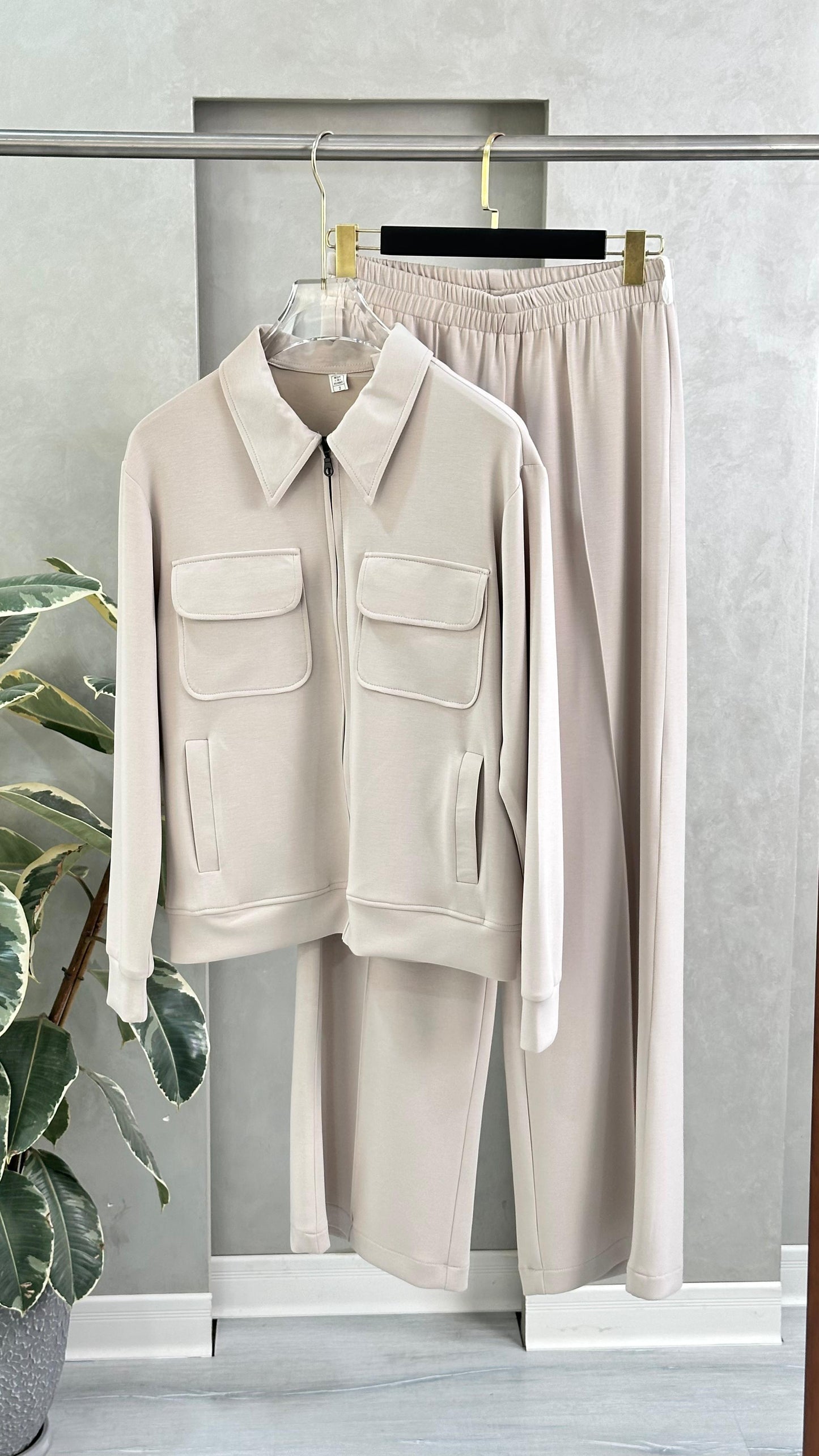 بدلة نسائي بجيوب